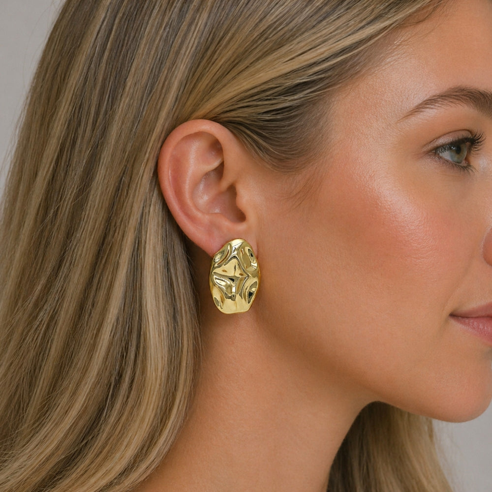 Oro Laminado Stud Earring, Gold Filled Style Polished, Golden Finish
