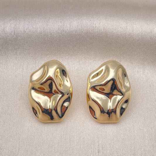 Oro Laminado Stud Earring, Gold Filled Style Polished, Golden Finish