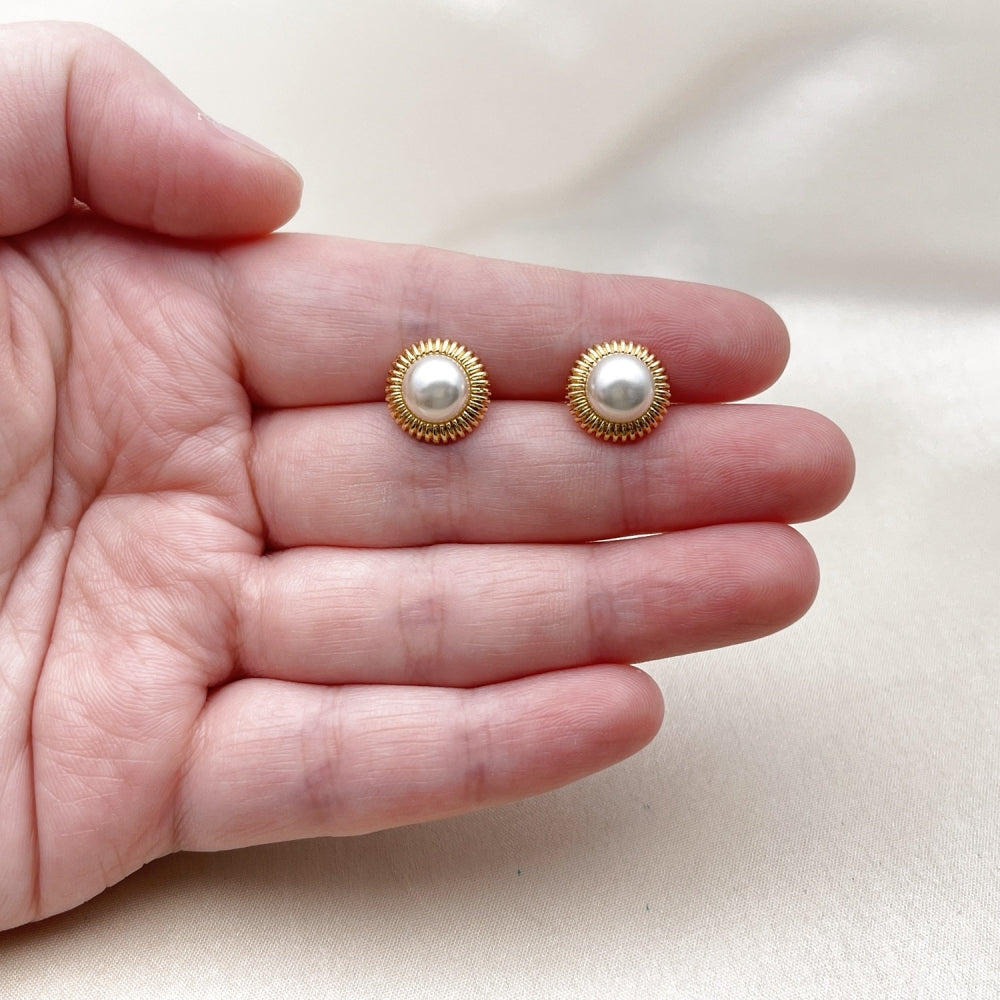 Oro Laminado Stud Earring, Gold Filled Style Flower Design, with Ivory Pearl, Polished, Golden Finish
