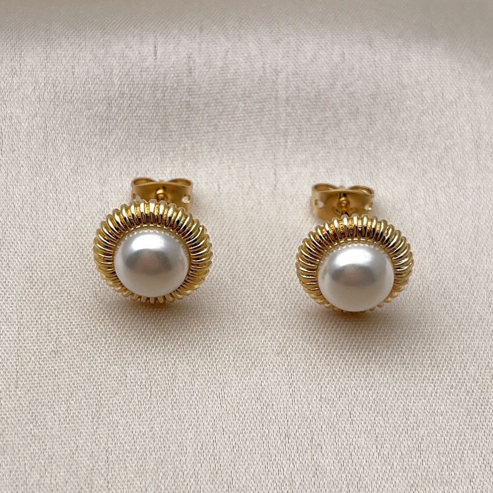 Oro Laminado Stud Earring, Gold Filled Style Flower Design, with Ivory Pearl, Polished, Golden Finish