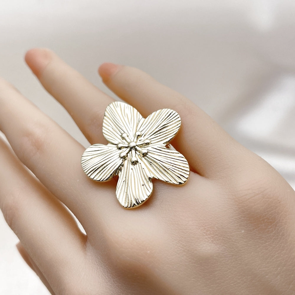 Oro Laminado Elegant Ring, Gold Filled Style Flower Design, Diamond Cutting Finish, Golden Finish