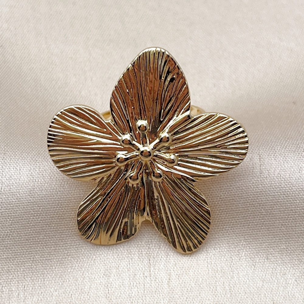 Oro Laminado Elegant Ring, Gold Filled Style Flower Design, Diamond Cutting Finish, Golden Finish