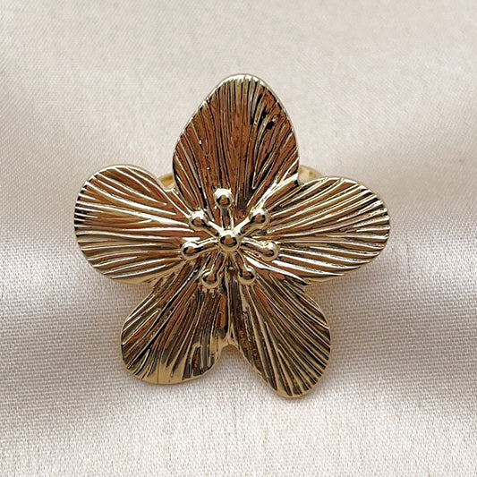 Oro Laminado Elegant Ring, Gold Filled Style Flower Design, Diamond Cutting Finish, Golden Finish